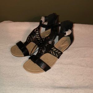 Cute comfortable black sandals.